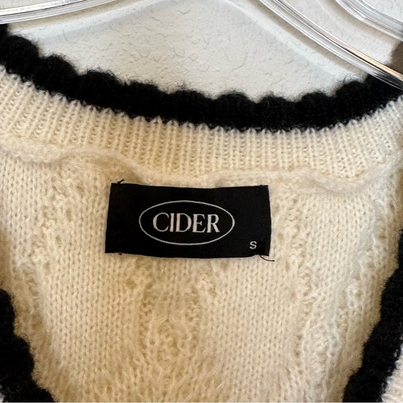 Cider Knit Oversized Embroidered Sweater Vest Size Small PTP 21” - Picture 3 of 3